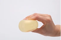 手で押したコラーゲンボール(潰れた状態)