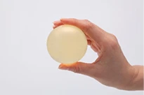 手に持ったコラーゲンボール(全体)